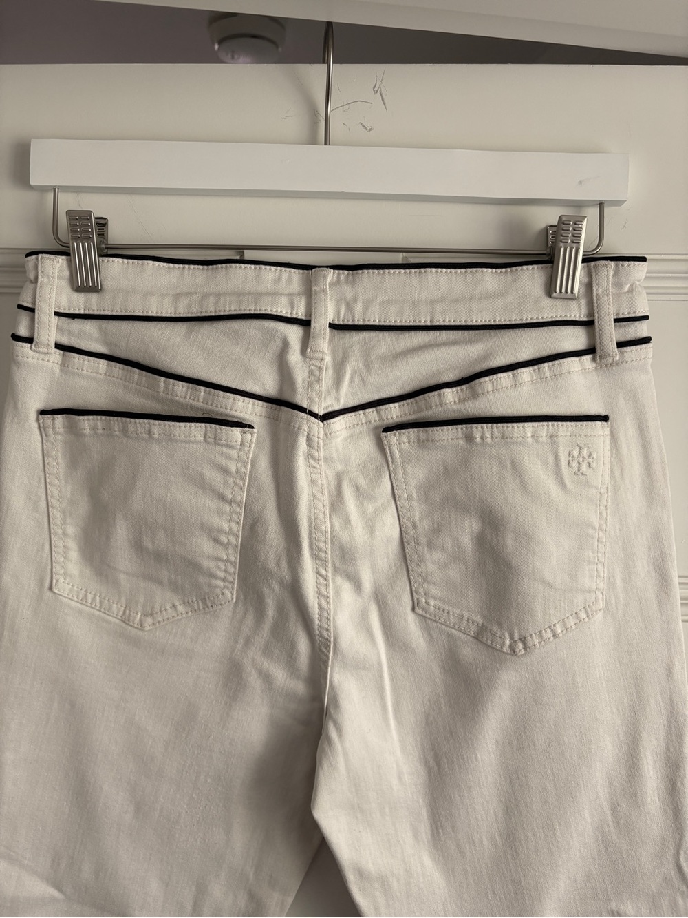 Tory Burch Cream Cropped Ankle Jeans with Dark Navy Piping - Picture 4 of 5